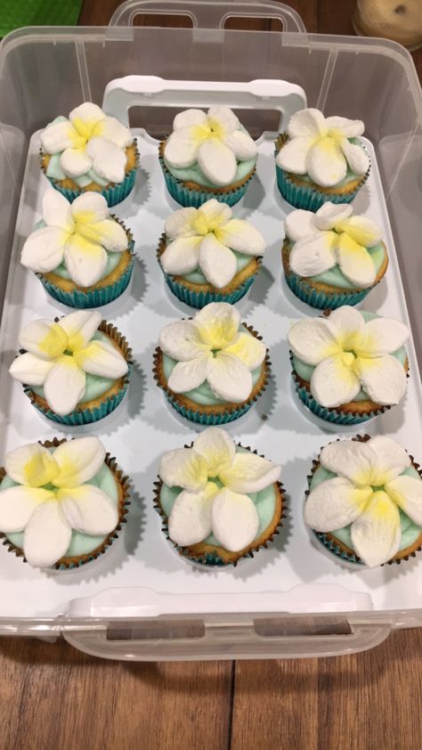 Plumeria cupcakes - Slice large marshmallows into 5 petals. Arrange into flower formation and spray yellow food coloring spray! Plumeria Cupcakes, Large Marshmallows, Yellow Food, Yellow Foods, Food Coloring, Marshmallows, Cupcake, Spray, Cake