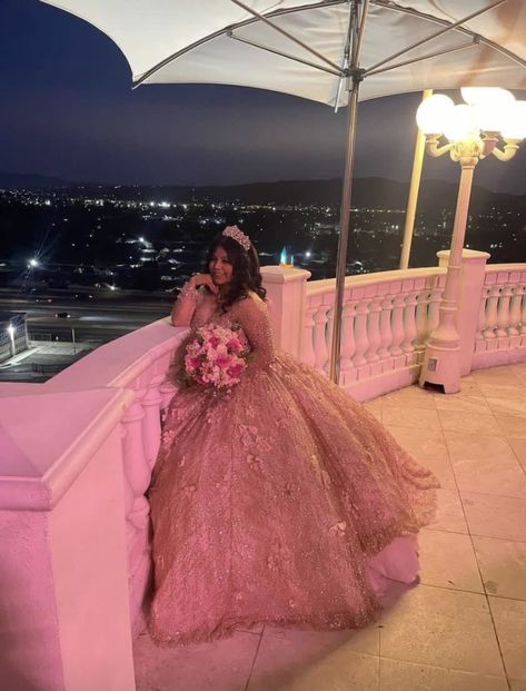 #quinceañera #quinceaneradress #quince #rosegold Pink Quinceanera Damas Dresses, Rose Gold Quinceanera Dresses Mexican, Pink Quinceanera Dresses Rose Gold, Quince Party Ideas, Pink Quince Makeup, Pink Quince Nails, Quinceanera Dresses Rose Gold, Quince Aesthetic, Gold Quinceanera Dresses