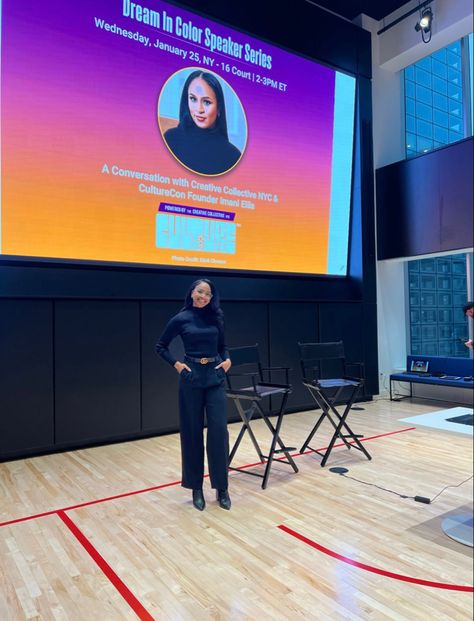 Public Speaking Black Women, Female Public Speaker, Speaking Engagement Aesthetic, Public Speaking Aesthetic, Successful Business Women, Successful Businesswoman, Journalism Career, College Vision Board, Make A Presentation