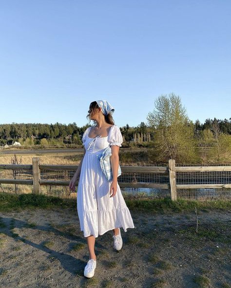 White Polo Outfit Women, White Polo Outfit, Picnic Attire, Sisterhood Round, Polo Outfit, Picnic Style, Spring Styles, Christmas Party Outfit, Bff Photoshoot Poses