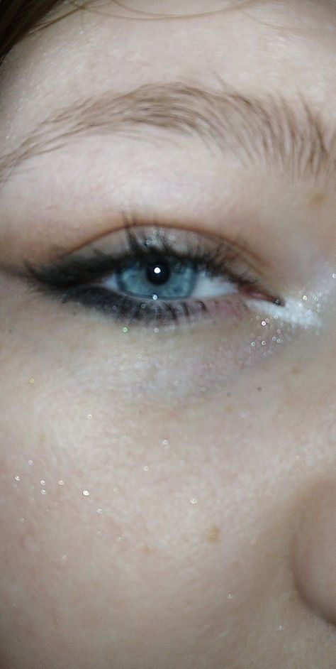 White Eyeliner Makeup Simple, Under Eyeliner Looks, Puppy Dog Eyeliner, Dog Eyeliner, Puppy Liner, Puppy Eyeliner, White Eyeliner Makeup, Oc Board, White Liner