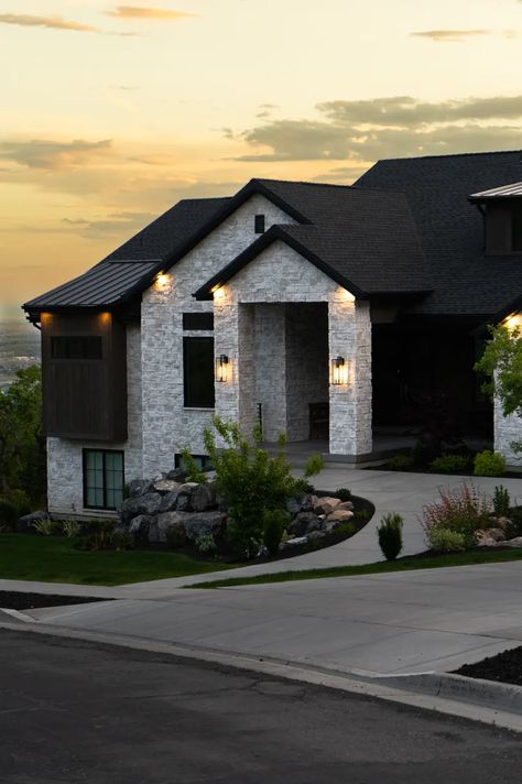 Colonial White Ridgestone | IDEA GALLERY Black Stone On House Exterior, Light Grey Stone Exterior, Black House With Stone, Rock Exterior Homes, Black Stone House, Grey Stone House Exterior, Stone Veneer Exterior Houses, Rustic Exterior House Colors, Modern Stone House