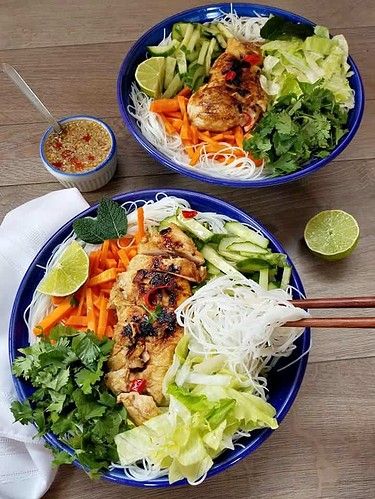 Chicken Vermicelli, Salad Coleslaw, Vermicelli Salad, Vermicelli Recipes, Rice Vermicelli, Salad Dishes, Summer Dishes, Thai Chicken, Asian Cooking