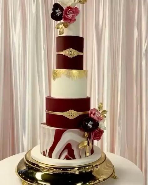 Burgundy And Gold Cake, Gold White Wedding Cake, Wedding Cake Dark, Glamorous Wedding Cakes, Gold White Wedding, 5 Tier Wedding Cakes, Wedding Cake Videos, Wedding Cake Design, Cake Decorating Icing