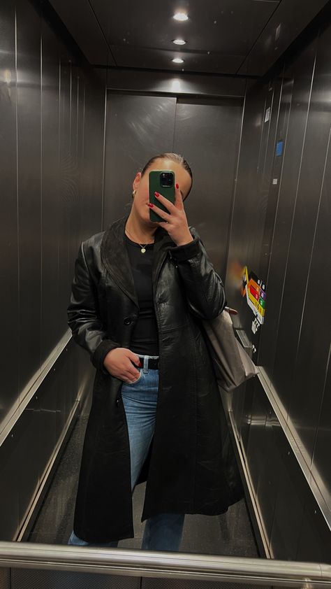 Outfit of the day: straight leg jeans, cowboy boots, leather coat, longchamp le pliage bag 🍂 Jeans Cowboy Boots, Office Girl, Boots Leather, Longchamp Le Pliage, Fashion Classy, Leather Coat, Cowboy Boots, Straight Leg Jeans, Leg Jeans