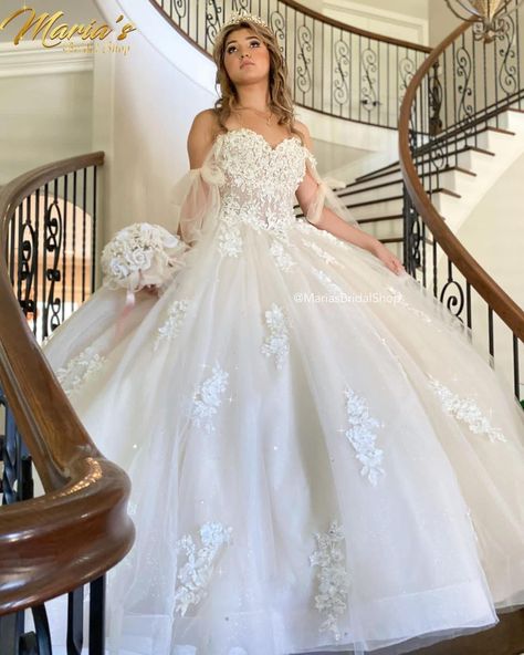 Quince Ideas Themes, Moda2000 Quince Dresses, White Quince Dress, Quencinera Dresses, Masquerade Quince, Phantom Of The Opera Masquerade, Champagne Quince Dresses, Dream Quinceanera, Rose Gold Quince