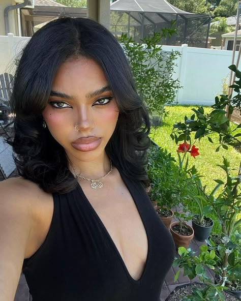 Dark Femme Makeup Black Woman, Instagram Selfies Black Women, Dark Fenimine Makeup, Fall Makeup Black Women, Dark Feminine Makeup Black Women, Dark Makeup Looks Black Women, Dark Feminine Outfits For School, Dark Feminine Aesthetic Makeup, Unapproachable Makeup