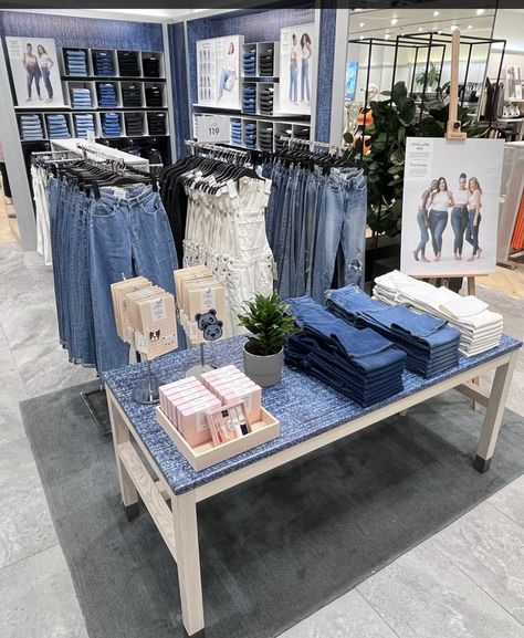 Denim Window Display, Jeans Storage Ideas, Clothing Booth Display, Retail Clothing Display, Clothing Boutique Decor, Jeans Storage, Denim 2024, Denim Display, Visual Merchandising Fashion