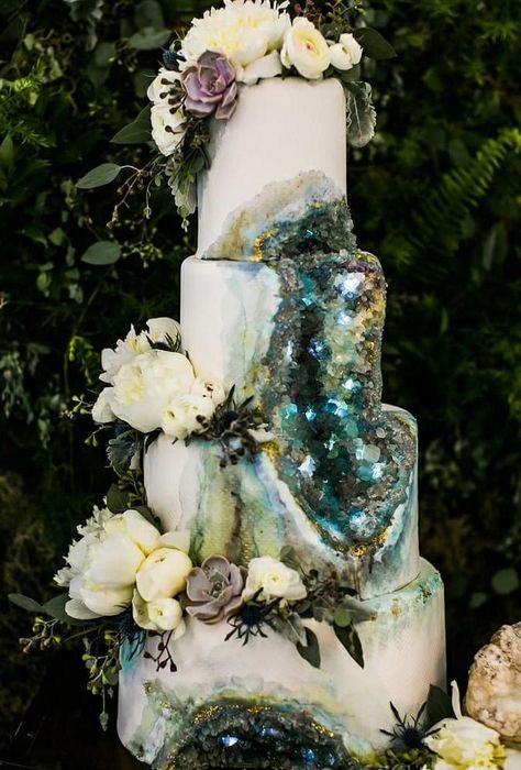 Geode Wedding Cakes, Geode Cake Wedding, Geode Wedding, Geode Cake, Traditional Wedding Cakes, Crystal Cake, Traditional Wedding Cake, Fall Wedding Cakes