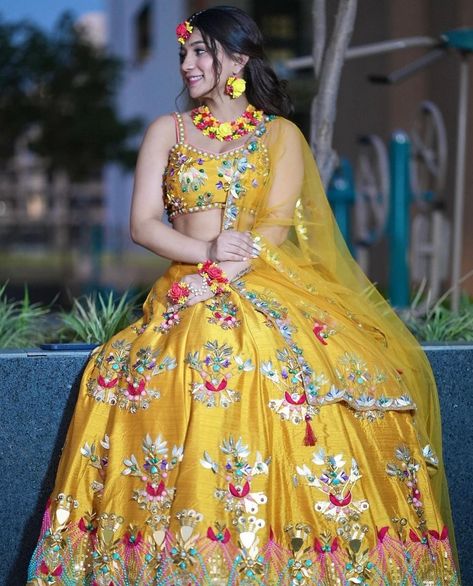 Haldi Ceremony Outfit Indowestern, Haldi Ceremony Outfit For Bride Unique, Lengha Designs, Short Frock Dresses, Khushi Punjaban, Haldi Dress Ideas, Haldi Outfit For Bride, Mehandi Outfits, Haldi Wear