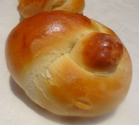 Knot Rolls, Bread Knots, Challah Rolls, Kitchen Vignettes, Jewish Food, Challah Bread, Cheese Tasting, Smoked Fish, Kosher Recipes