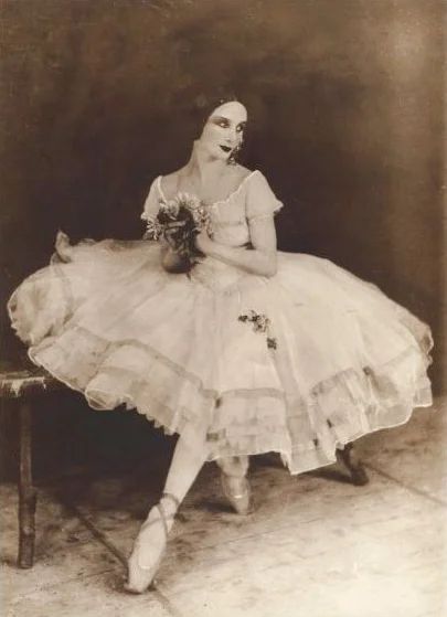 The history of the Tutu - the ballerina's signature outfit Isadora Duncan, Ballet Russe, Tutu Ballet, Anna Pavlova, Vintage Ballerina, Vintage Ballet, Vintage Dance, Russian Ballet, Ballet Photos