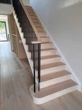 Metal Spindles Staircase, Staircase Contemporary, Staircase Spindles, Staircase Gallery, Stairs Cladding, Oak Staircase, Oak Handrail, Metal Spindles, Carpet Staircase