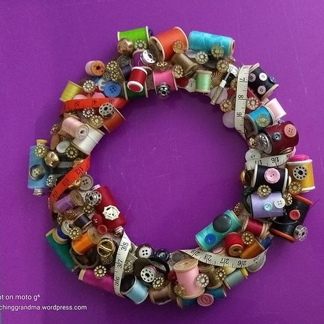 Sewing Wreath Ideas, Sewing Wreath, Sewing Kit Diy, Wooden Spool Crafts, Button Wreath, Spools Of Thread, Spool Crafts, Trendy Sewing Patterns, Sewing Room Decor