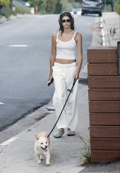 All white outfit Birkenstocks dog model skinny sunglasses Kaia Gerber Style, Walking Outfits, Models Off Duty Style, Vanilla Girl, Kaia Gerber, Jogging Bottoms, Models Off Duty, Red Outfit, White Outfits