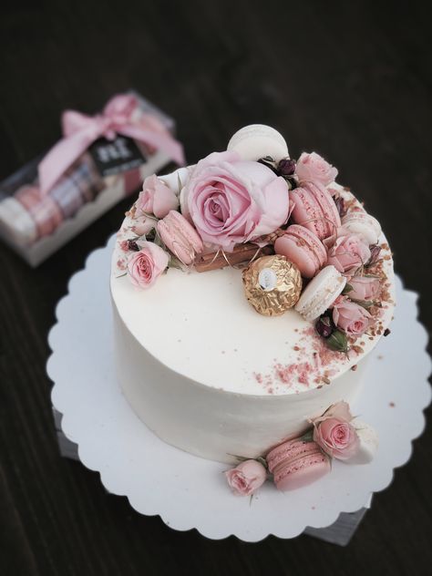 #cake #flowers #macarons Flowers And Macarons Cake, Cake Decoration Macaron, Cake Designs Birthday Flowers, Macaroon And Flower Cake, Cake Decor With Macarons, Mini Cakes With Macarons, Birthday Cake With Macarons And Flowers, Macarons On Cake Decoration, Cake Decorating With Macarons