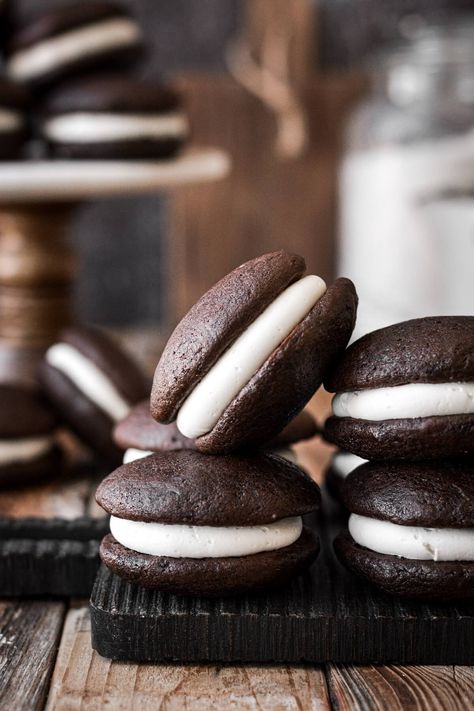 Chocolate whoopie pies are part cake and part cookie, sandwiched together with fluffy vanilla buttercream. Vanilla Whoopie Pie Recipe, Gobs Recipe, Vanilla Whoopie Pies, Whoopi’s Pie Filling, Cake Mix Whoopie Pies Simple, Whoopi’s Pie Recipe, Whoopee Pie, Red Velvet Whoopie Pies, Chocolate Whoopie Pies