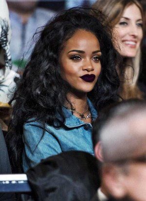 Rihanna Makeup, Kort Bob, Dark Lipstick, Rihanna Style, Lipstick Brands, Make Up Inspo, Dark Lips, Looks Black, Blonde Bobs