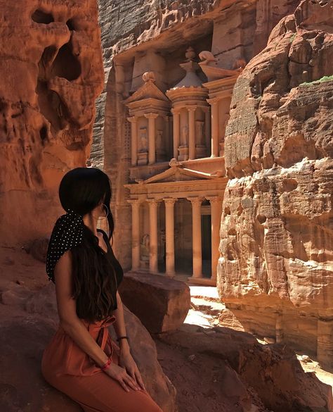 Petra Picture Ideas, Petra Aesthetic, Istanbul Outfits, Petra Outfits, Desert Photoshoot Ideas, Girl Black Hair, Desert Photoshoot, Pyramids Egypt, Safari Outfits