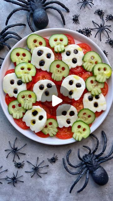 Sine Siemkowicz | Cheesy Ghosy Tricolore. 👻

With tomatoes, mozzarella and cucumber. Top with fresh basil for a delicious, spooky salad!

Get the recipe from... | Instagram Halloween Cucumber Ideas, Cucumber Skulls, Mozzarella Ghosts, Halloween Cucumber, Spooky Salad, Ghost Fruit, Halloween Salad, Ghost Food, Sushi For Kids