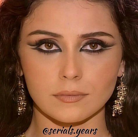 Middle Eastern Eyeliner, Gypsycore Makeup, Egyptian Eye Makeup, Belly Dance Makeup, Egyptian Makeup, Arabic Makeup, Avant Garde Makeup, Pin Up Outfits, Eye Makeup Designs