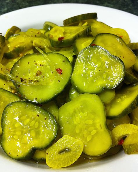 Easy Refrigerator Pickles, Refrigerator Pickle Recipes, Bread And Butter Pickles, Yellow Squash Recipes, How To Make Pickles, Best Pickles, Butter Pickles, Canning Pickles, Refrigerator Pickles