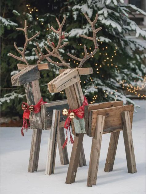 24 Budget-Friendly Scrap Wood Ideas for Christmas Projects 4 X 4 Post Projects Christmas, Diy Pallet Christmas Projects, Wood Reindeer Craft, Scrap Wood Christmas Tree Diy, Wood Projects Christmas, Wood Christmas Crafts Diy, Diy Wood Christmas Decor, Scrap 2x4 Projects Diy, Pallet Wood Christmas Projects