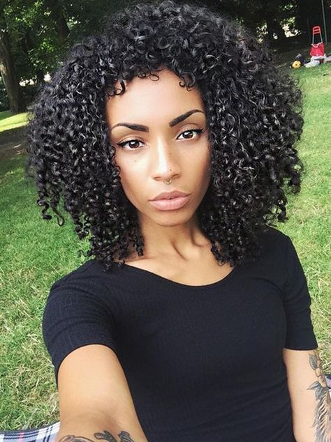 Medium length natural curly hairstyle Pelo Ondulado Natural, Shoulder Length Curly Hair, Cute Natural Hairstyles, Hair Due, Hair Styles 2014, Black Curly Hair, French Hair, Curly Bob Hairstyles, Curly Hair With Bangs