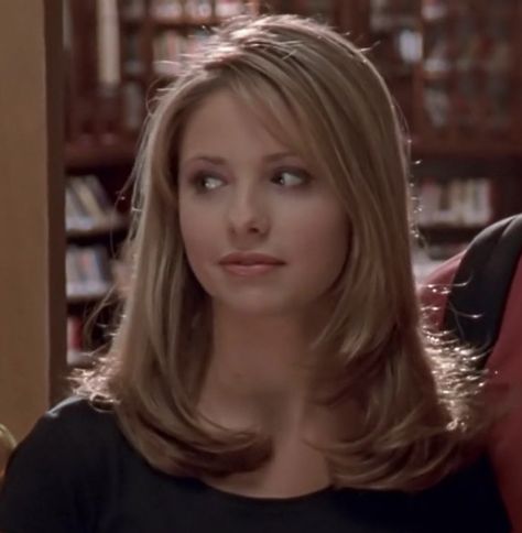 Sarah Michelle Gellar 90s Hair, Buffy Vampire Slayer Hair, Buffy Short Hair, Buffy Season 2 Hair, Buffy Season 1 Hair, Buffy The Vampire Slayer Hairstyles, Carrie Bradshaw Straight Hair, 2000s Haircuts Short, Buffy Haircut