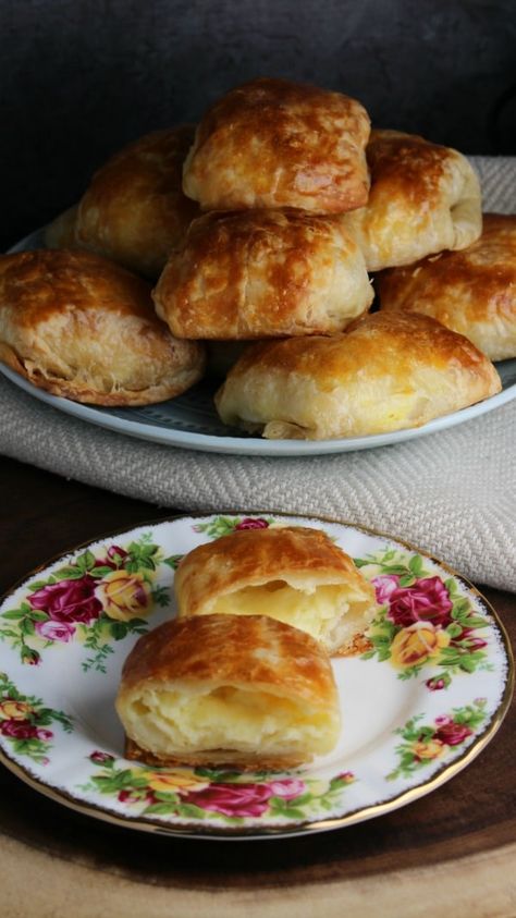 Gothic Food, Cheesy Appetizers, Puff Pastry Cheese, Cheese Pockets, Puff Pastry Pockets, Savory Puff Pastry, Cheese Puff, Cheese Puff Pastry, Cheese Pastry