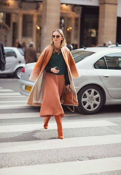 Terracotta Rust Outfits-21 Ways To Wear Terracotta Rust Mantel Styling, Mantel Outfit, Giovanna Battaglia, Anna Dello Russo, Casual Chique, Orange Skirt, Outfit Trends, Sarah Jessica Parker, Alexa Chung