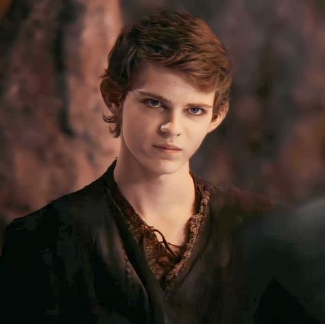 Ouat Characters, Once Upon A Time Peter Pan, Peter Pan 3, Robbie Kay Peter Pan, Peter Pan Neverland, Alice In Wonderland Pictures, Peter Pan Ouat, Pan Photo, Robbie Kay