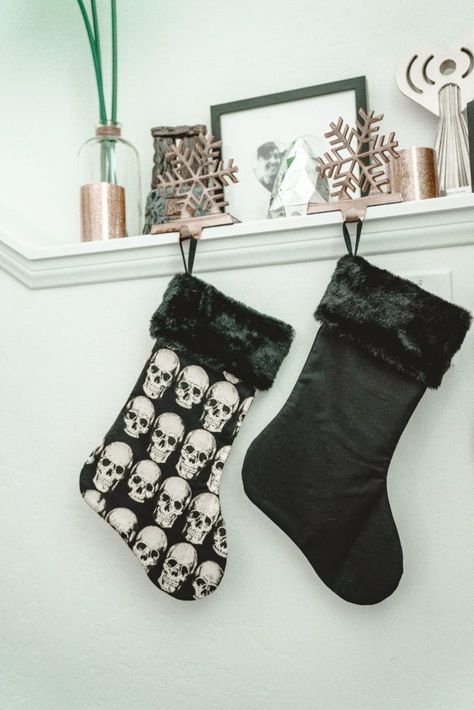 Skull Christmas Decorations, Edgy Christmas Decor, Black Christmas Aesthetic, Rock Christmas Tree, Punk Rock Christmas, Dark Christmas Decor, Edgy Christmas, Edgy Decor, Black And White Christmas Decor