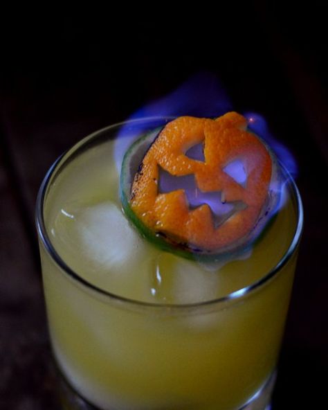 Tiki Garnish, Flaming Cocktails, Molecular Mixology, Strawberry Banana Milkshake, Tiki Drink, Cocktail Garnishes, Halloween Drink, Drink Garnishing, Pumpkin Lantern