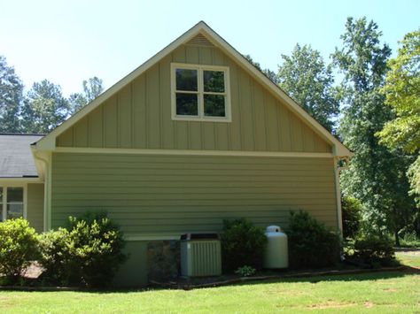 good example of vinyl batten and board and lap siding Vinyl Siding House, Exterior Siding Options, Exterior Siding Colors, Exterior House Siding, Spec House, Siding Ideas, Board And Batten Exterior, Vinyl Board, Roof Pitch