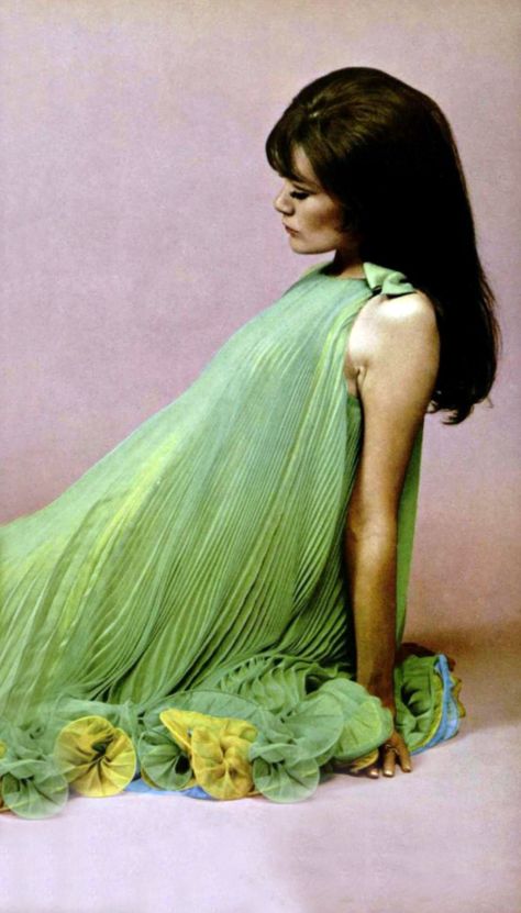 L'Officiel magazine 1967 Nina Ricci designer late 60s mod tent dress pleated party cocktail green yellow model vintage fashion 60s Metallic Fashion, 60s Fashion Editorial, 1967 Fashion, 60s Party Dress, Scarah Screams, Late 60s Fashion, 60s 70s Fashion, Fashion 1960s, Swinging Sixties