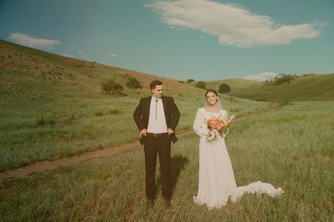 Elopement Altar Ideas, Indie Wedding Photos, Small Wedding Photography Poses Family Pictures, Wedding Pictures On Film, Backyard Wedding Portraits, Wedding Photos Vineyard, Sierra Ferrell Aesthetic, 35mm Film Wedding Photography, Backyard Wedding Photos