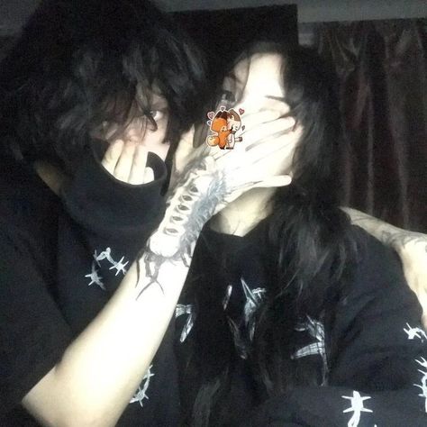 Grunge Couple Pictures, Hostage Aesthetic, Cute Emo Couples, Emo Couples, Random Pfp, Grunge Aesthetics, Aesthetic Couples, Grunge Couple, Swag Couples