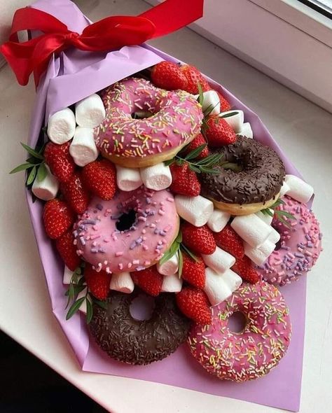 San Valentin Ideas Para Vender, Donut Decorating Ideas, Edible Fruit Arrangements, Fancy Donuts, Cream Donut, Bake Sale Packaging, Donut Toppings, Food Bouquet, Homemade Doughnuts