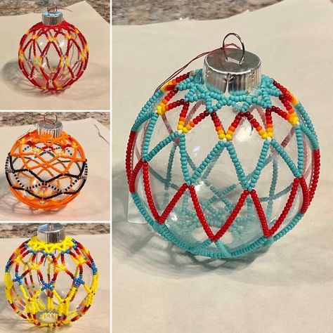 Beaded Ornaments Patterns, Seed Bead Ornaments Free Pattern, Beaded Christmas Balls, Beaded Ornaments Diy Free Pattern, Seed Bead Christmas Ornaments, Native Beaded Ornaments, Beaded Christmas Ornaments Patterns Free, Indigenous Beading, Native Beaded Christmas Ornaments