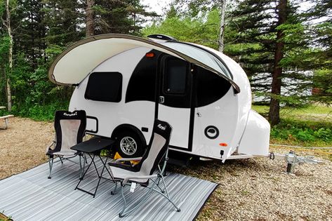 Hélio O2 Travel Trailer | Ultra-Light RVs Light Travel Trailers, Small Trailers, Pop Up Camper Trailer, Rv Gear, Small Travel Trailers, Tiny Trailers, Trailer Life, Small Trailer, Vintage Campers Trailers