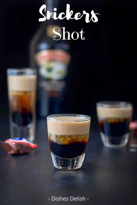 This Snickers shot has only three ingredients: Kahlúa, Frangelico and Baileys Irish cream! So delicious and reminiscent of the famous candy bar! #snickersshot #layeredshot #dishesdelish Candy Bar Shots, Irish Shots Drinks, Drinks With Baileys And Kahlua, Baileys And Vodka Drinks, Baileys And Kahlua Drinks, Shots With Baileys Irish Cream, Irish Cream Shots, Nye Shots, Baileys Recipes Drinks Cocktails