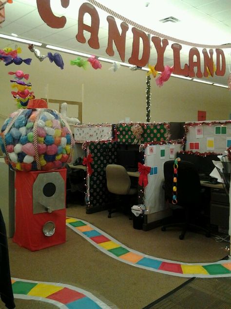 I loved decorating this!!! Candyland at the office Small Halloween Party, Office Birthday Decorations, Candyland Invitations, Christmas Cubicle Decorations, Office Halloween Decorations, Halloween Office, Office Birthday, Gingerbread Decorations, Office Decorating