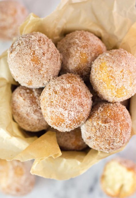 Fried Donut Holes (No Yeast) - Sugar Spun Run Yeast Donut Holes Recipe, Fried Donut Holes, Donut Holes Recipe, Beignets Cuits, Baked Donut Holes, Easy Breakfast Treats, Donut Hole Recipe, Sandwich Cookies Filling, Doughnut Recipe Easy