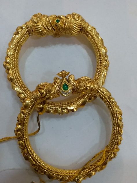 Kadiyam Bangles For Women, Kada Designs Gold For Women Antique, Gold Bangle Watch, Big Earrings Gold, Gold Temple Jewellery, Gold Pearl Jewelry, Gold Bangles For Women, Antique Gold Jewelry Indian, Gold Bangle Set