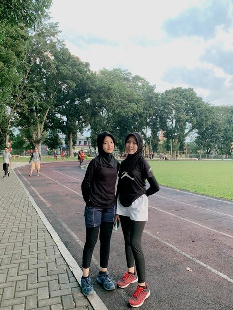 Pap Olahraga Jogging, Modest Running Outfits For Women, Cfd Ootd, Badminton Outfit Women Hijab, Outfit Renang Hijab, Outfit Badminton Hijab, Ootd Gym Hijab, Outfit Gym Hijab, Ootd Hijab Olahraga