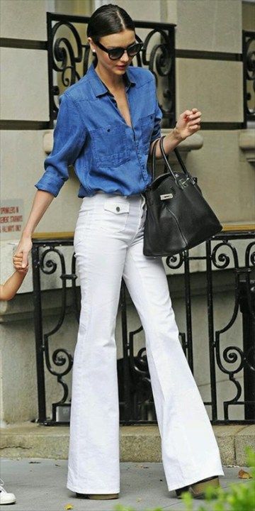 ClioMakeUp-pantaloni-zampa-jeans-flared-bianchi White Flared Jeans, Denim On Denim Looks, Miranda Kerr Style, Looks Jeans, White Flares, Denim On Denim, Joan Smalls, Mode Jeans, Gisele Bundchen