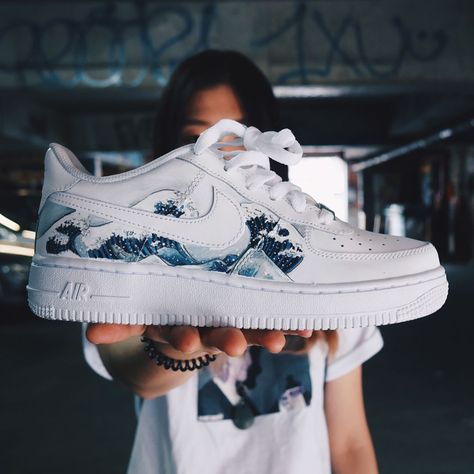 Fully hand-painted recreation of the great waves off kanagawa by Hokusai   SHIXIAN on Instagram: “'Hokusai Wave' on AF1  Size UK 4.5 Acrylic leather paint Other customs available upon request” Обувь Air Jordan, Boty Nike, Custom Painted Shoes, Custom Shoes Diy, Skor Sneakers, Nike Shoes Air Force, Haine Diy, Custom Nike Shoes, Tutorial Hijab