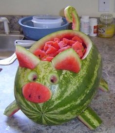 Watermelon Pig, Pig Roast Party, Watermelon Hacks, Fruit Ideas, Fest Mad, Fruit Creations, Decorações Com Comidas, Watermelon Carving, God Mad