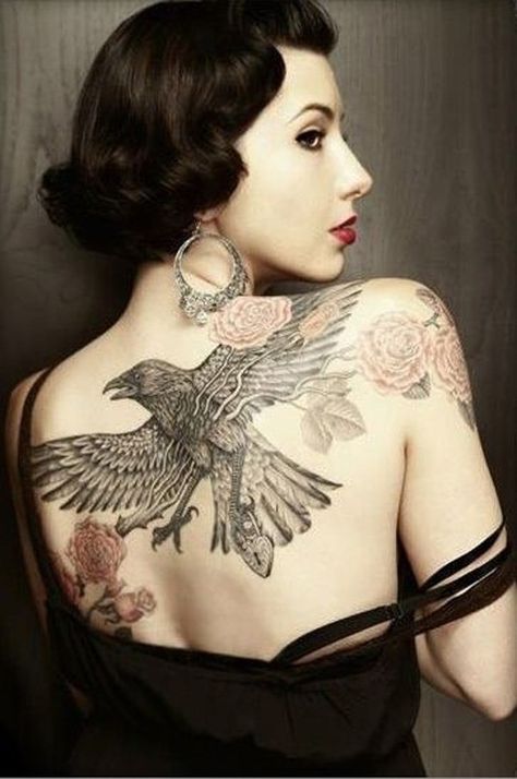 Raven Tattoo on Back - 60 Mysterious Raven Tattoos <3 ! Rabe Tattoo, Realistisches Tattoo, Woman With Tattoos, Latest Tattoo Design, Crow Tattoo, Muster Tattoos, Raven Tattoo, Latest Tattoos, Eagle Tattoo